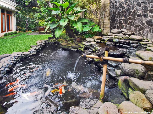 kolam ikan batu alam