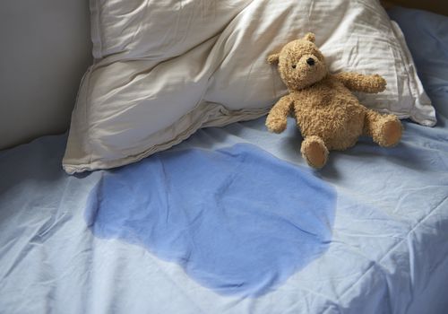 9 Cara Menghilangkan Bau Pesing Anak di Kasur | 100% Ampuh!