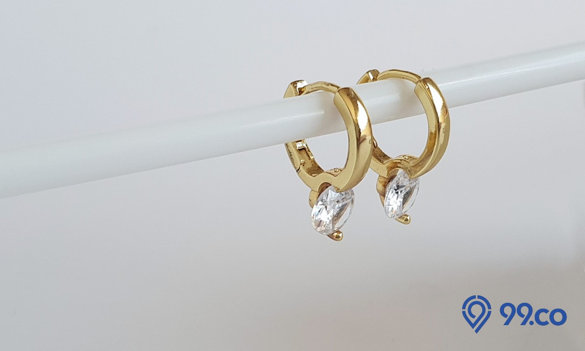 cara membersihkan anting