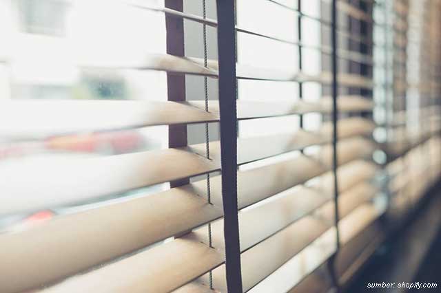 7 Desain Tirai Minimalis Tipe Roller Blinds Kekinian. Rumahmu Sudah Pakai?