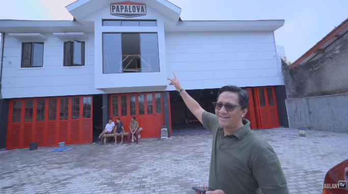 Menengok Isi Garasi Rumah Andre Taulany yang Klasik