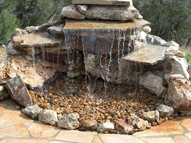 9 Inspirasi Desain Air Terjun Mini untuk Halaman Rumah | Cantik & Menyejukkan!