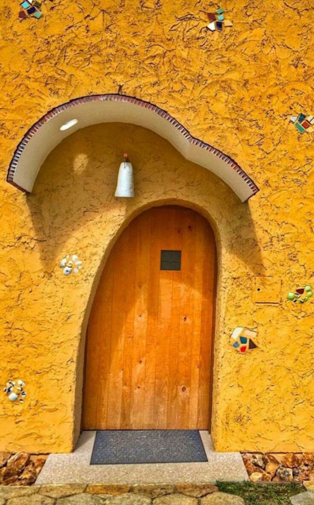 7 Inspirasi Desain Pintu Rumah Unik. Ada yang Miring & Seperti di Negeri Dongeng!