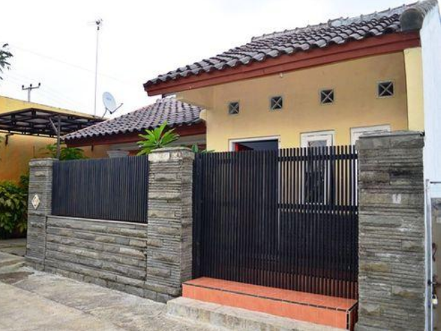22 Inspirasi Desain Pagar Batu Alam yang Modern dan Menawan. Bisa Ditiru di Rumah!