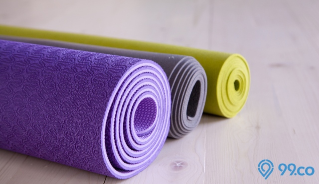 7 Rekomendasi Produk & Harga Matras Yoga Terbaik Hemat Budget. Mulai Rp70 Ribuan