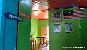 8 Potret Rumah Viral di Perbatasan Indonesia Malaysia | Mau Masak Harus Bawa Paspor Nih?