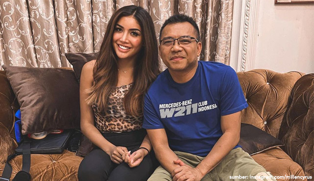 8 Potret Rumah Minimalis Millen Cyrus yang Bernuansa Tropis. Dihiasi Batu Alam & Tanaman Hijau!