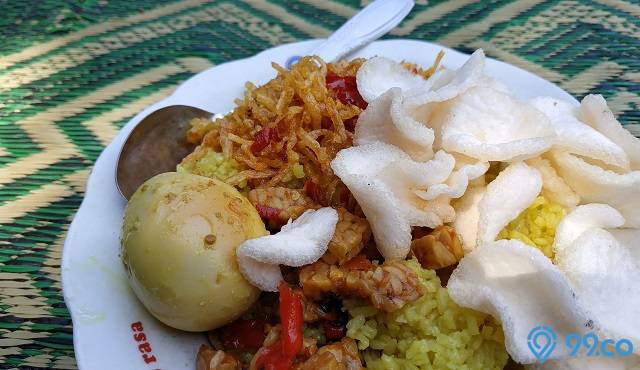 nasi kuning dengan kerupuk