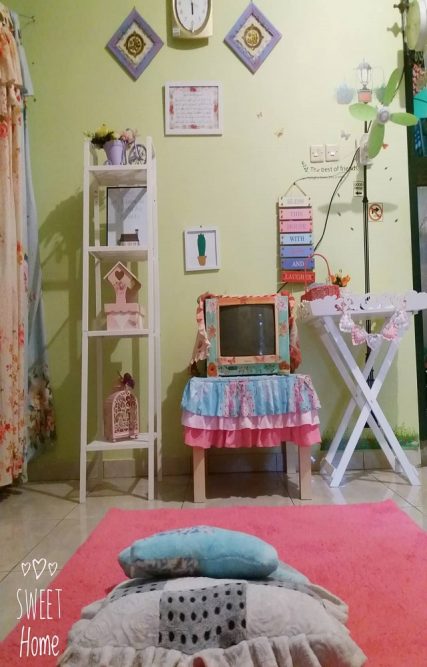 ruangan keluarga dengan tv kecil