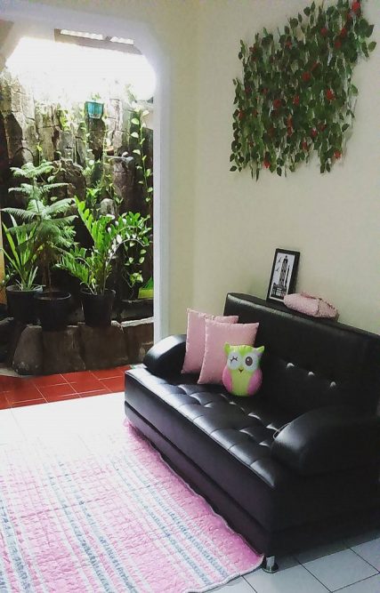 ruang keluarga dekat kolam ikan