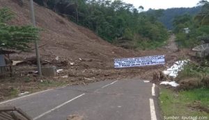 Warga Geram! Sebulan Jalan Bandung-Garut Masih Tertutup Longsor