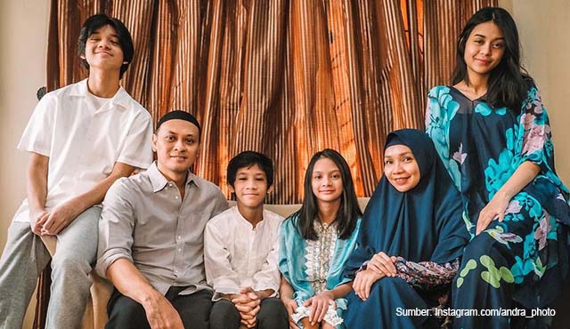 9 Potret Rumah Andra Ramadhan yang Sederhana Tapi Nyaman. Koleksi Gitarnya Bikin Iri!