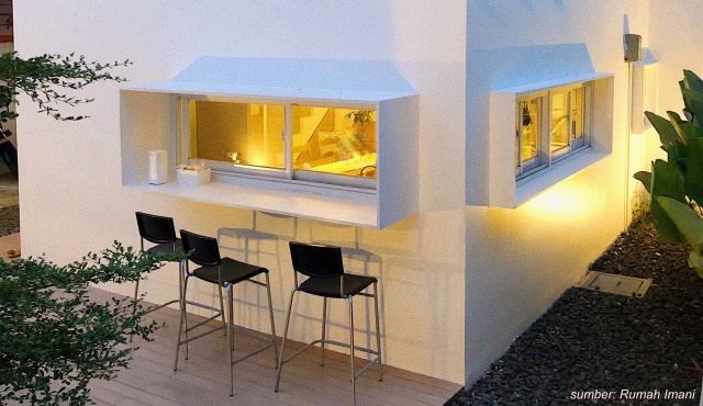 Desain Cafe Minimalis di Fasad Rumah Imani. Sulap Eksterior Hunian Jadi Area Ngopi!