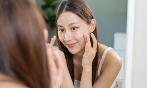 13 Sunscreen untuk Kulit Berjerawat Terbaik dan Terjangkau. Gak Bikin Bruntusan!
