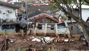 Banjir Jakarta, Tembok Rumah Ibunda Dino Patti Djalal Roboh Menimpa Rumah Warga. Begini Penampakannya!