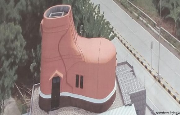 Warga Boyolali Buat Rumah Unik Berbentuk Sepatu Bot di Dekat Tol. Begini Potretnya!