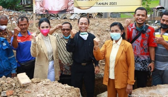artis yang membangun tempat ibadah untuk agama lain