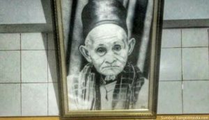 foto kakek di warung nasi padang