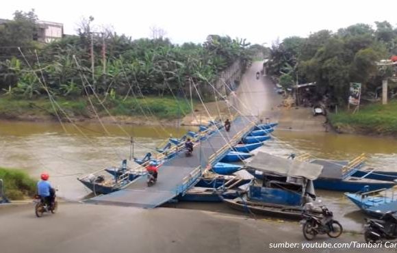 Jembatan Perahu Ini Ditarif Rp2.000 per Motor. Pemilik Sanggup Raup Omzet Rp25 Juta Setiap Hari!