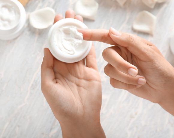 5 Rekomendasi Moisturizer untuk Kulit Kombinasi Terbaik 2023. Bikin Kulit Lembap dan Glowing!