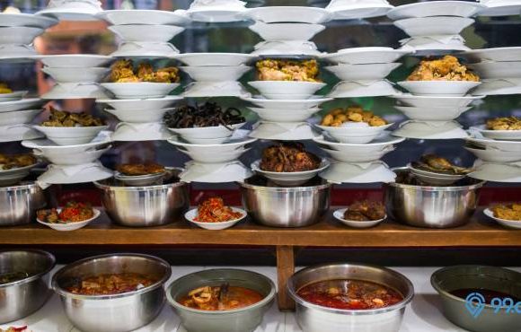 Kenapa Rumah Makan Padang Ada di Mana-Mana? Ternyata Ini Jawabannya!