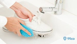 10 Cara Merawat Sepatu Putih di Rumah agar Tidak Cepat Kotor. Jangan Tunggu Sampai Menguning!