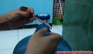 Cara Membuka Tutup Galon Aqua dengan Sendok. Ternyata Mudah Banget!