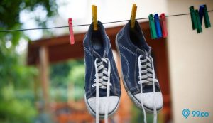 cara mengeringkan sepatu dengan cepat