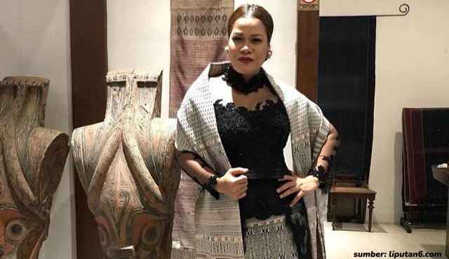 7 Potret Rumah Okky Lukman yang Luas Nan Segar. Kolam Renang Outdoor Bikin Gagal Fokus!
