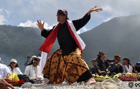 17 Contoh Sajak Sunda tentang Alam, Cinta, Ilmu, Ibu, dan Lainnya yang Menarik