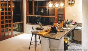Inspirasi Mini Bar Dapur Black Vanilla House, Area Kumpul Keluarga dengan Konsep Tongkrongan ala Kafe Kekinian