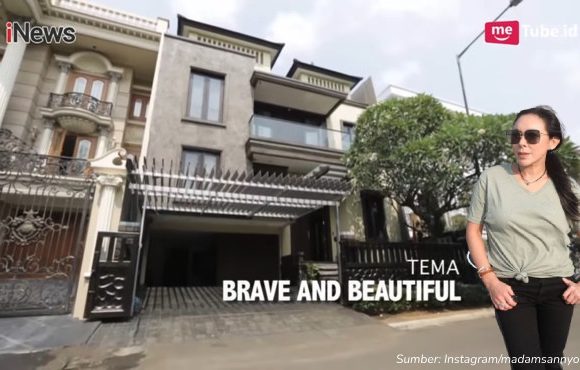 8 Potret Rumah Crazy Rich Sanny Liawati, Pemilik Show Room Mobil Mewah “Sunny Auto Gallery”. Kerennya Bikin Salah Fokus!