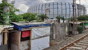 Tampak Mewah, Ini Sisi Kumuh Jakarta International Stadium Gawangan Anies Baswedan. Warga Ditelantarkan?