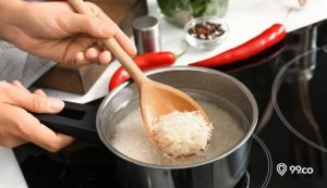 Cara Masak Nasi di Kompor yang Benar Tanpa Kukus. Dijamin Pulen!