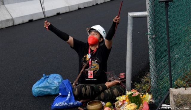 gaji pawang hujan