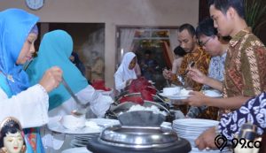 Begini Hukum Makan di Kondangan Tanpa Diundang Menurut Islam. Benarkah Haram Dilakukan?