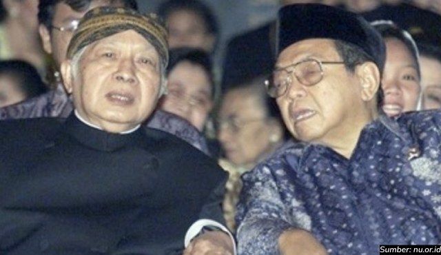 Ketika Gus Dur Tawarkan Salat Tarawih Versi ‘NU Lama’ dan ‘NU Baru’ ke Presiden Soeharto. Ujungnya Malah Ngakak Bersama!