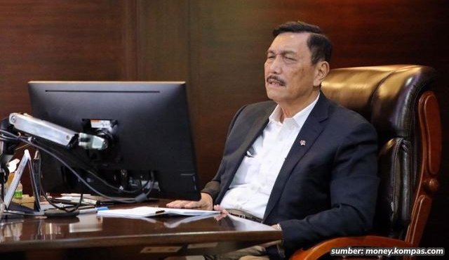 5 Potret Ruang Kerja Luhut Binsar Pandjaitan yang Kental dengan Unsur Kayu. Pernah Diperiksa karena Ada Indikasi Penyadapan!
