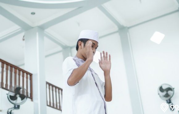 Bacaan Takbiratul Ihram Latin, Arab, dan Artinya Lengkap dengan Tata Cara yang Benar. Muslim Wajib Hafal!