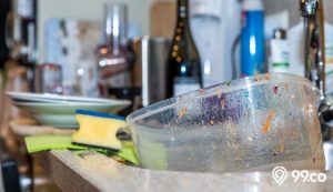 10 Cara Menghilangkan Bau Sisa Makanan di Wadah Plastik. Terbukti Efektif, lo!