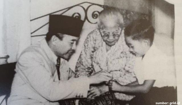 Foto Langka, Ini Potret Soekarno dan Sang Ibu di Teras Rumah. Ternyata Sang Ibu Diberi Gelar!
