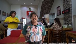 7 Potret Rumah Makan Mpok Atun Milik Artis Lawas Suti Karno yang Sederhana. Eksteriornya Khas Ruko!