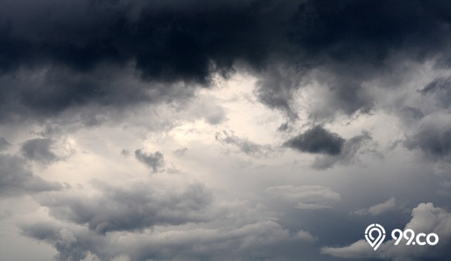 mengapa kumpulan awan bisa terlihat berwarna hitam