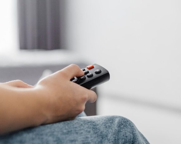 Daftar Kode Remot TV Coocaa LED dan LCD. Lengkap dengan Cara Settingnya yang Benar!