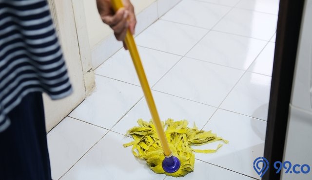 cara mengepel lantai keramik agar kinclong