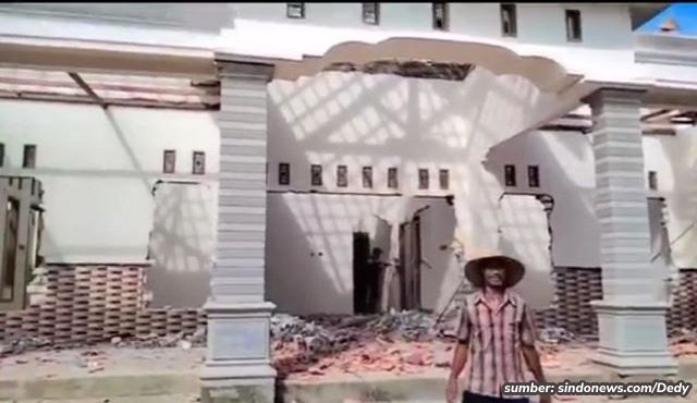 pria hancurkan rumah