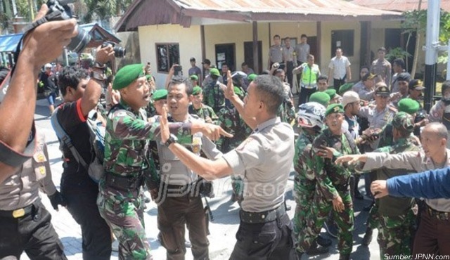 Bikin Miris, Inilah 5 Bentrokan TNI vs Polisi Paling Fenomenal. Salah Satunya Masalah Bekingan Pengusaha!