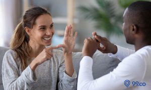 Mengenal 2 Bahasa Isyarat Tangan di Indonesia. Lengkap dengan Contoh Kata Sehari-Hari! Mengenal 2 Bahasa Isyarat Tangan di Indonesia. Lengkap dengan Contoh Kata Sehari-Hari!