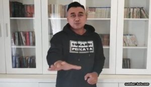 6 Potret Rumah Rendra Soedjono, Presenter Bola Papan Atas Indonesia. Balkon Belakang Dihiasi Semak Belukar!