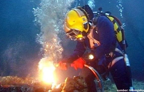 Bocoran Gaji Tukang Las Dalam Air per Tahun. Kerjaan di Luar Nalar, Dibayar Sampai Rp1 Miliar!
